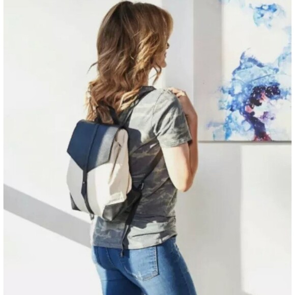 Deux Lux Demi Backpack Purse Fabfitfun Spring 2019 New In Packaging - Picture 4 of 9